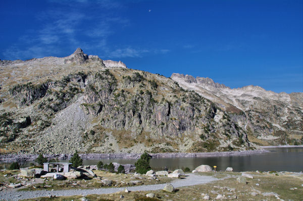 Le Pic de Nouvielle devant le Lac d_Aubert