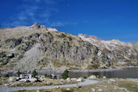 Le Pic de Neouvielle devant le Lac d'Aubert