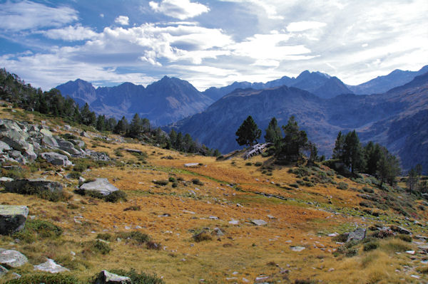 Petit vallon aux couleurs d_automne sous le Pic d_Aumar