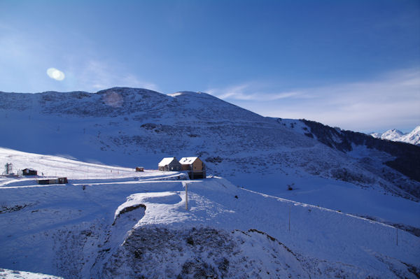 Les batiments de la station du Hautcam, au dessus, le Soum de Maucasau