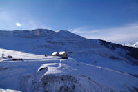 Les batiments de la station du Hautcam, au dessus, le Soum de Maucasau