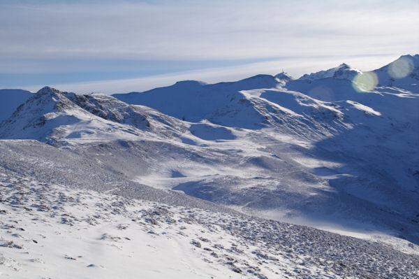 A gauche, le Pic de Naouit, au centre, le Pic de Baran et le Pic du Mont, le Pic du Midi de Bigorre pointe le bout de ses antennes. 
