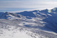 A gauche, le Pic de Naouit, au centre, le Pic de Baran et le Pic du Mont, le Pic du Midi de Bigorre pointe le bout de ses antennes. 