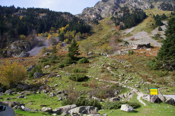 Le dpart du chemin vers le barrage et le lac de Migouelou