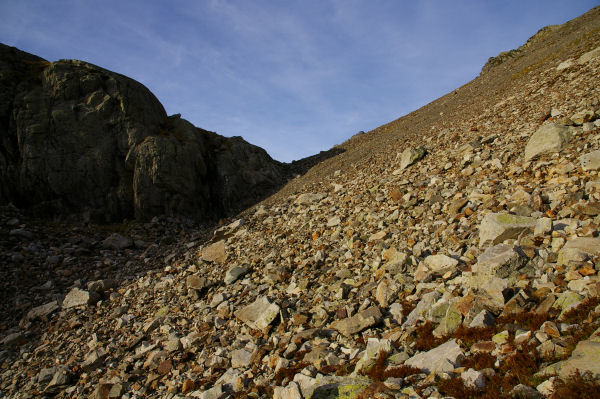 Le long pierrier avant d'arriver au lac de Migouelou