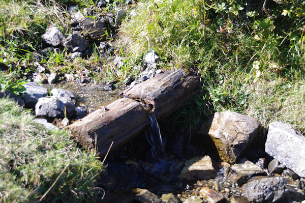 Une petite fontaine en montant au Lac de Bordres ou de Bareilles