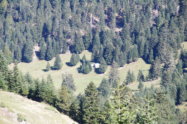 La Cabane d_Artigue Longue depuis sous le Lac de Bordres ou de Bareilles