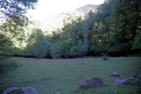 Au loin, dans la lumiere, le vallon du ruisseau de l'Artigue depuis le chemin de Sarradaus