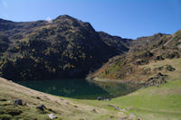 Le Lac de Borderes ou de Bareilles domine par le Sommet du Tech, le Sommet du Jambet et le Montious