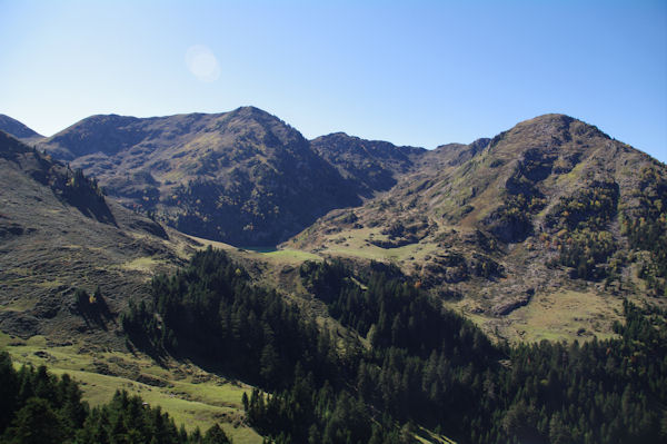 Le Col du Lion, leSommet du Tech, le Sommet du Jambet, le Montious et la Montagne de l_Erm entourant le Lac de Bordres ou de Bareilles