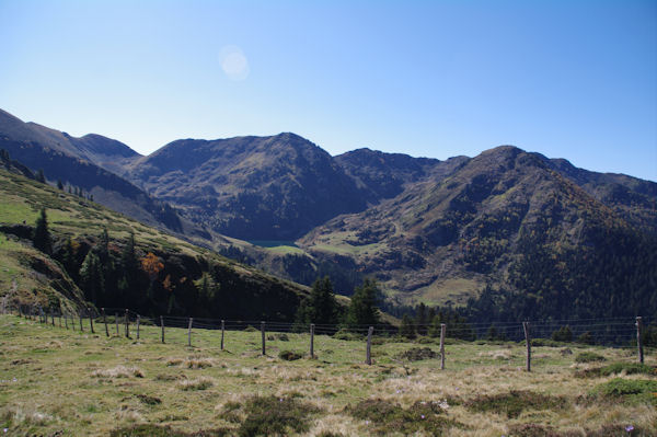 Le Pic et le Col du Lion, Sommet du Tech, le Sommet du Jambet et la Montagne de l_Erm dominant le Lac de Bordres ou de Bareilles