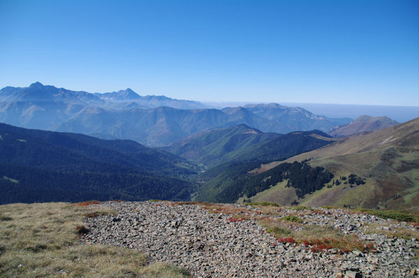 La Valle de Bareilles, au fond, l_Arbizon, le Pic du Midi de Bigorre et le Signal de Bassia