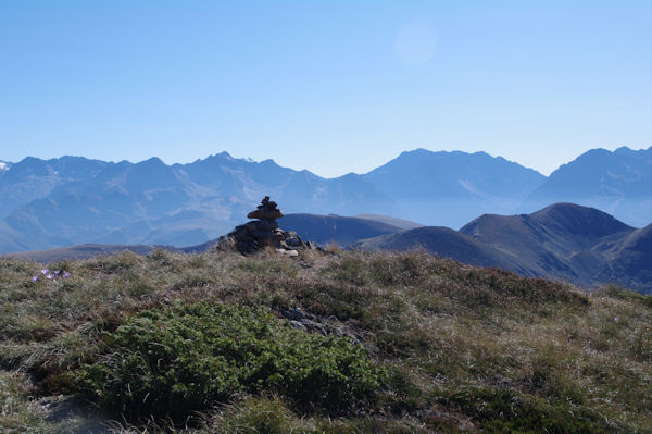 Un cairn ant-sommital, au fond on peut distinguer le sommet enneig du Pic des Posets entre le Pic de Nord Nre et le Pic de la Hourgade