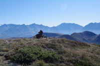 Un cairn ant-sommital, au fond on peut distinguer le sommet enneig du Pic des Posets entre le Pic de Nord Nre et le Pic de la Hourgade