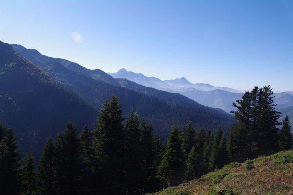 Au dessus de la Fort de Berne, au fond, l_Arbizon et le Pic du Midi de Bigorre