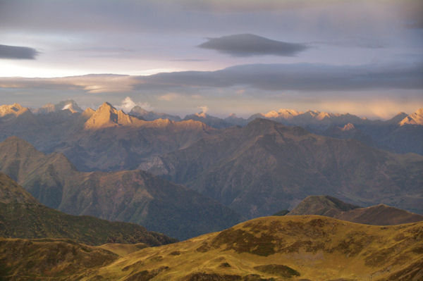 Soleil rasant sur les crtes pyrnennes au Sud Ouest du Pic de Montaigu