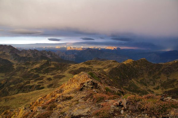 Soleil rasant sur les crtes pyrnennes au Sud Ouest du Pic de Montaigu