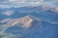 Le Soum de la Pne dans le soleil, derrire, le Pic de Bazs et le Pic de Navaillo,  droite, le Pic de la Moulle de Jaut