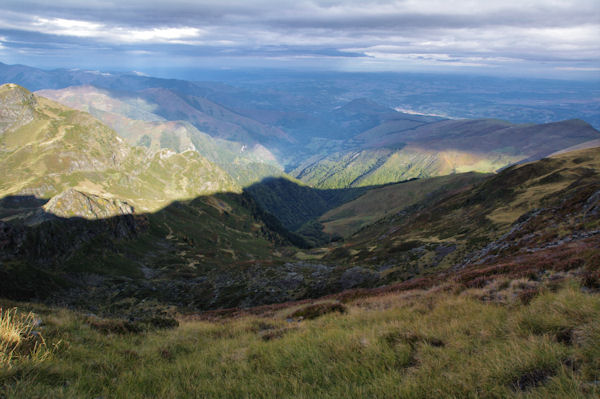 L_ombre porte du Montaigu^sur la valle du ruisseau de Dosse