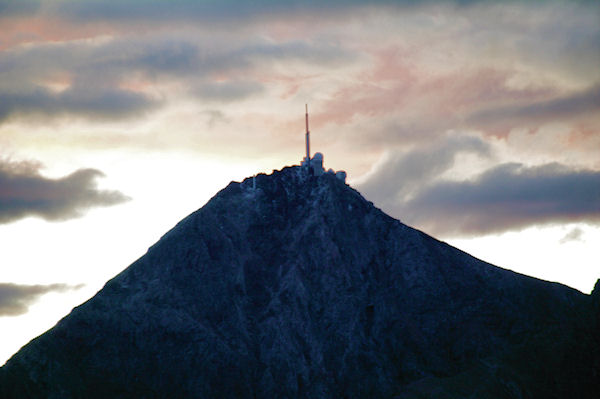 Le Pic du Midi de Bigorre dans les rougeurs du matin