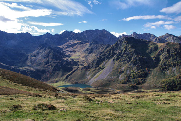 Le Lac d_Isaby et le Soum Arrouy et le Pic Lviste