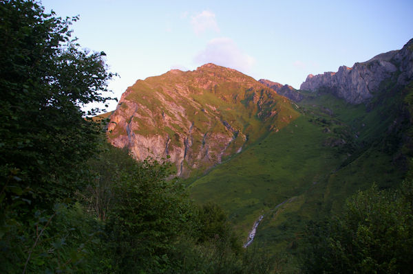 L_Anqui et le vallon du Labardaus clairs par les premiers rayons du soleil