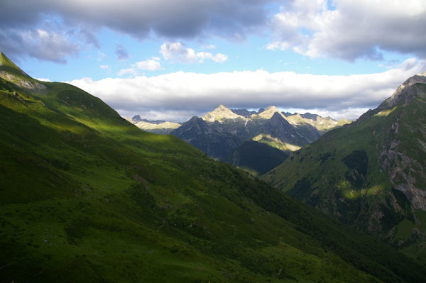 Le vallon d_Ourey, au fond, les pics du secteur du lac de Migouelou