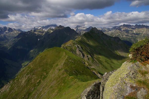 Devant, le Pic de Sarret, au fond le Balatous et le Palas