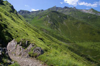 La traverse en balcon au dessus du vallon du ruisseau d_Ourey