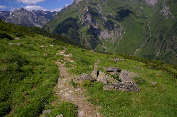 A ce cairn, prendre le sentier de droite pour descendre vers la cabanne de Mauvsi