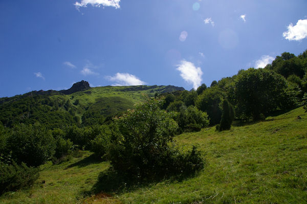 Le chemin passe  la base du promontoire rocheux au dessus du ruisseau d_Ourey