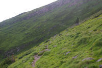 Le chemin transversal passant le vallon du ruisseau d'Ourey