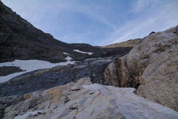 Au fond, le Col de la Munia