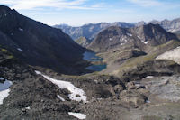 La Robinera a gauche et les lacs de la Munia depuis le Col de la Munia