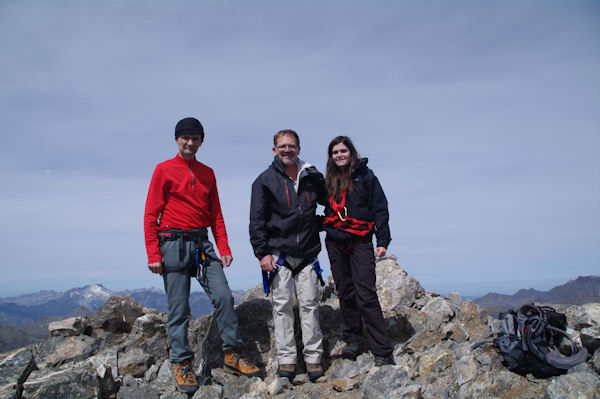 Camille, Jacques et Fred au sommet du Pic de la Munia