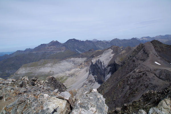 Les pics Est du Cirque de Troumouse depuis le Pic de la Munia, au fond, les Pic du massif du Nouvielle, derrire, le Pic du Midi de Bigorre