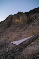 Le neve en V annonciateur de la remontee dans la muraille du Cirque de Troumouse