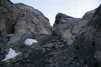 Premier couloir d'eboulis pour remonter les murailles du Cirque de Troumouse