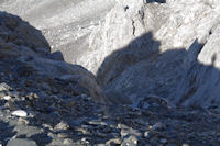 Deuxieme couloir d'eboulis pour redescendre les murailles du Cirque de Troumouse