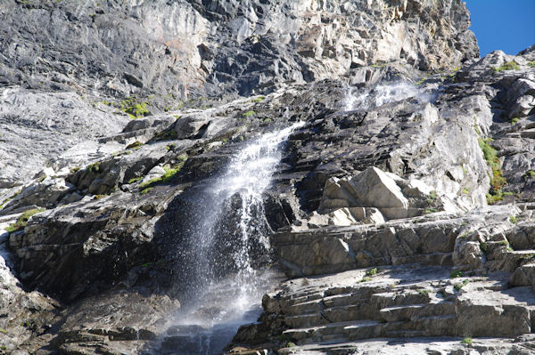 Cascade descendant des murailles du Cirque de Troumouse