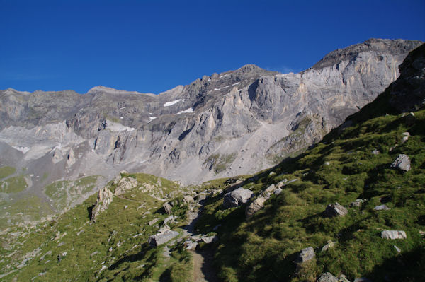 Au centre, le Pic de la Munia