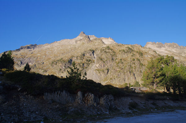 Le Pic de Nouvielle depuis le parking du Lac d_Aubert