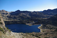 Le Lac d'Aubert bleu, derriere le Lac d'Aumar vert