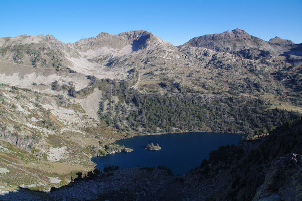 L_extrmit Ouest du Lac d_Aubert et au fond, le Pic Dets Coubous, le Pic de Madamte et le Pic d_Estibre