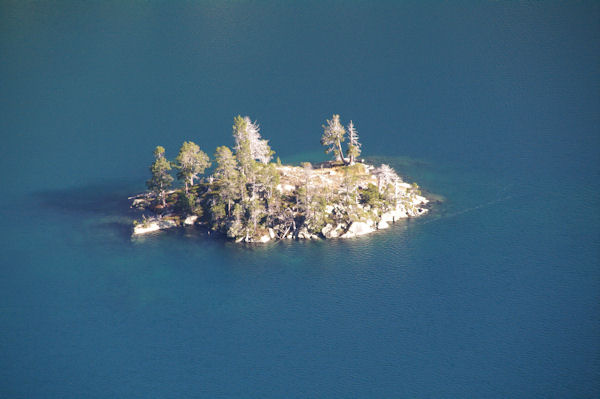 Un ilet dans le Lac d_Aubert