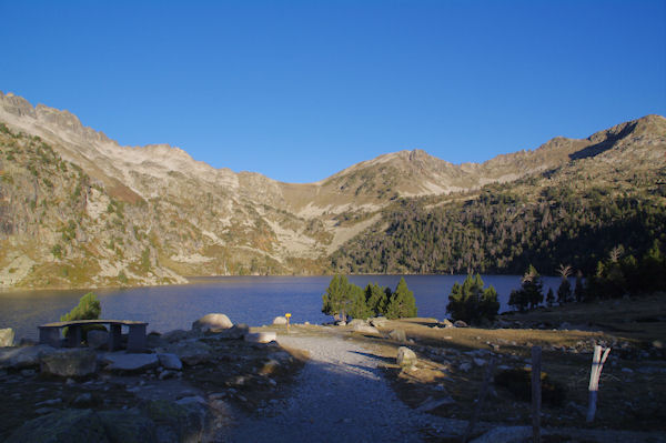 Le Lac d_Aubert, au fond la Hourquette d_Aubert