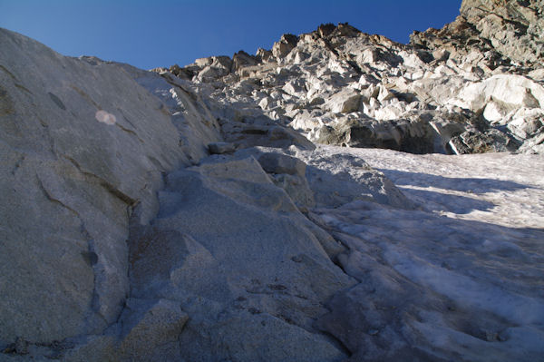 La voie permettant d_viter la glace vive du Glacier de Nouvielle