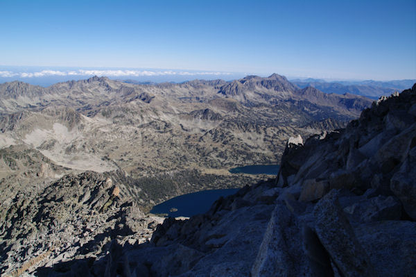 Sous le sommet du Pic de Nouvielle, en bas, les Lacs d_Aubert et d_Aumar