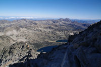 Sous le sommet du Pic de Neouvielle, en bas, les Lacs d'Aubert et d'Aumar