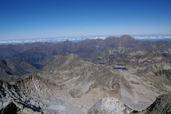 Au fond  droite, le Pic du Midi de Bigorre depuis le sommet du Pic de Nouvielle